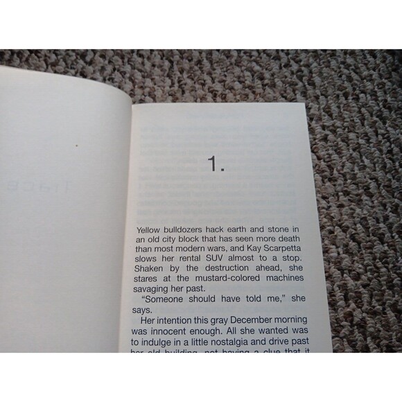 Trace  by Patricia Cornwell Large Print HCDJ 2004 Scarpetta Novel - Picture 12 of 16